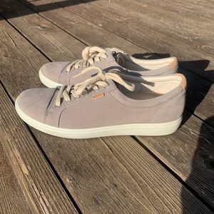 Ecco women’s leather low top sneakers